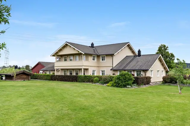 Til høyre på boligen, utleie enhet med tilgang fra boligen