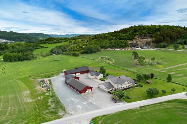 Velholdt eiendom med ryddige og velstelte uteområder