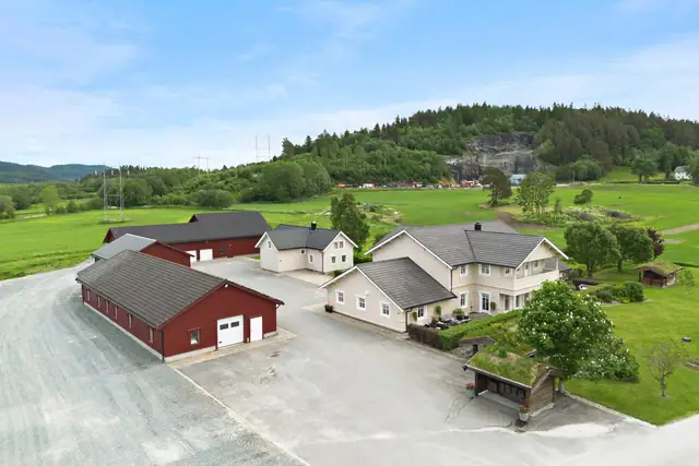 Asfaltert atkomst til eiendommen samt hele gårdsplassen