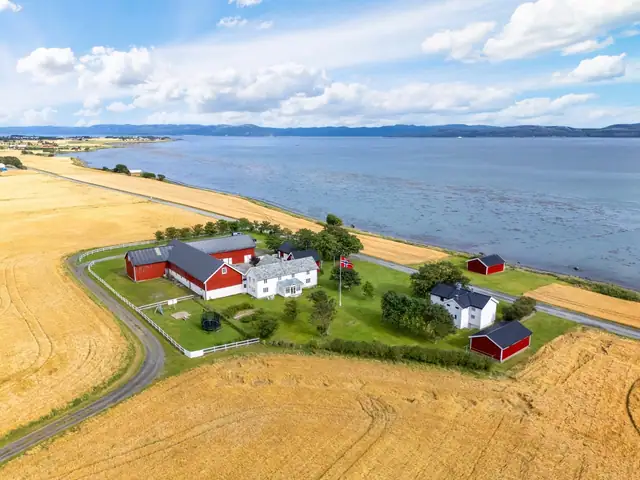 Velkommen til vakre Flatneset og denne unike eiendommen.