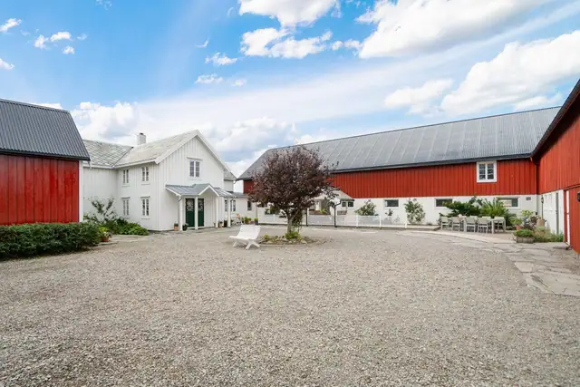 Veldig koselig tun som ligger godt skjermet til for vær og vind.