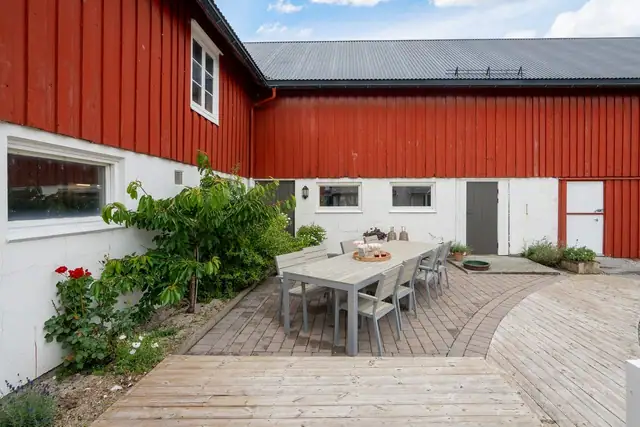 Her er det flere steder man kan sitte å underholde gjester eller bare nyte familiemiddagen utendørs.