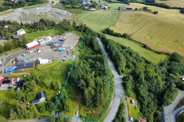 Eiendommen er i dag på ca 5 mål. Megler har forsøkt og markert eiendommen. Det må forventes noe forskjeller.