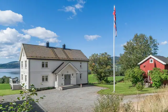 Sommerbilder av eiendommen.
