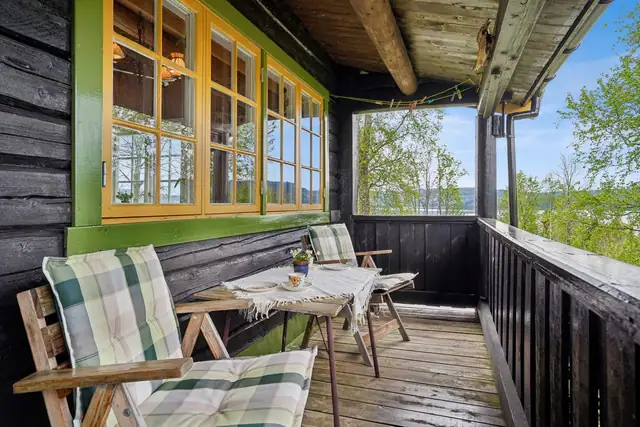Overbygd terrasse med nydelig utsikt.
