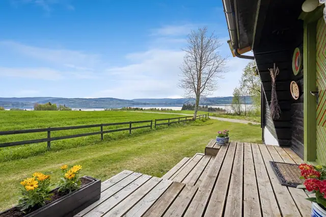 Fra hytta har du fantastisk utsikt over Selbusjøen, samt meget gode solforhold.