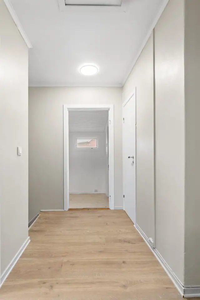 Luke til kaldloft i hall i sokkel.