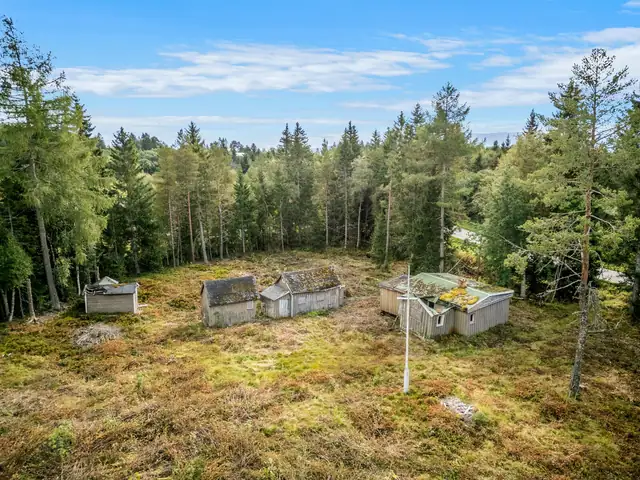 Eiendommen består av en enebolig og 3 garasje/uthus/anneks.