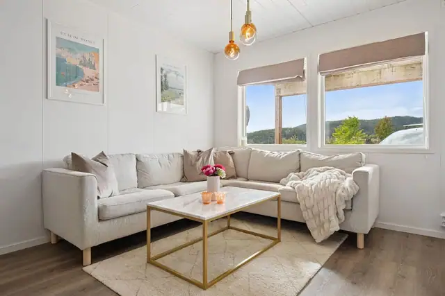 Boligen har store vindusflater som slipper inn rikelig med naturlig lys og skaper en gjennomgående lys og luftig atmosfære.