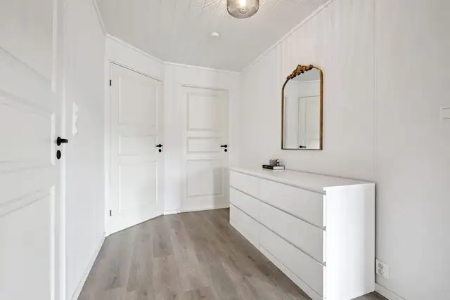 Gang på 10 kvadratmeter som fører til soverom, boden på 6 kvadratmeter og badet. Løsningen gir naturlige overganger og en praktisk rominndeling.