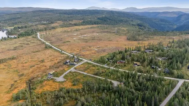 Tomtene ligger flatt og fint til med gode sol- og utsiktsforhold. Alle tomtene er av god størrelse. Det er lagt strøm frem til hyttefeltet.