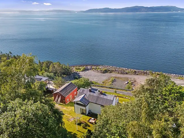Fantastisk beliggenhet med panoramautsikt utover fjorden.