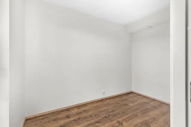 Plass til dobbeltseng, samt garderobeløsning.