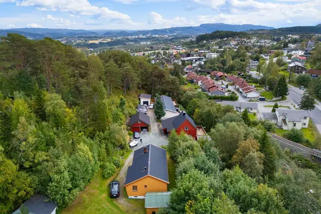 Oversiktsbilde som viser boligens beliggenhet i et grønt og fredelig nabolag.