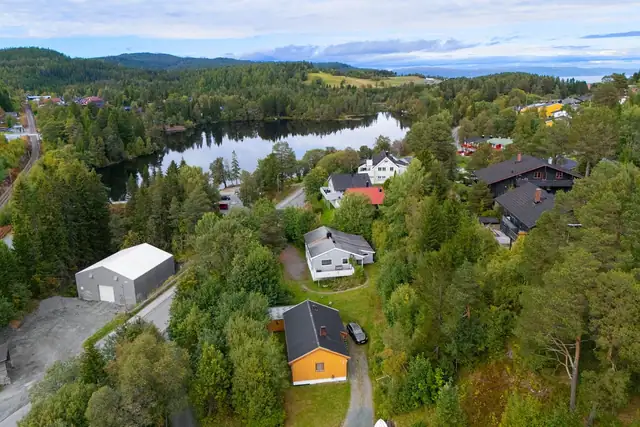 Det foreligger godkjent rammetillatelse for oppføring av leilighetsbygg på denne og naboeiendommen. Ta kontakt med megler for nærmere info.