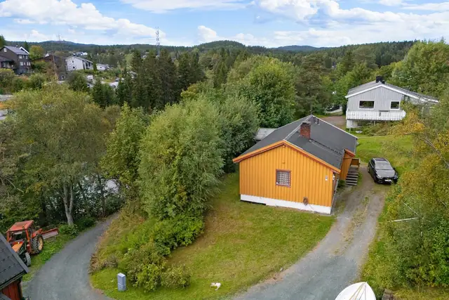 Frittstående garasje og flere oppstillingsplasser.