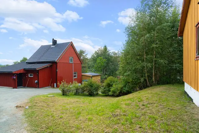 Boligen er ca. 140 kvm BRA, og inneholder vindfang, gang, wc, baderom, 4 soverom, stue og kjøkken, samt diverse boder i kjeller.
