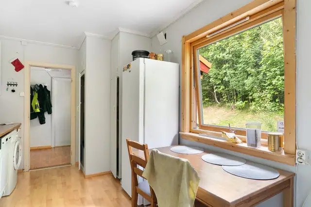 Praktisk og hyggelig spiseareal med utsyn til hagen.