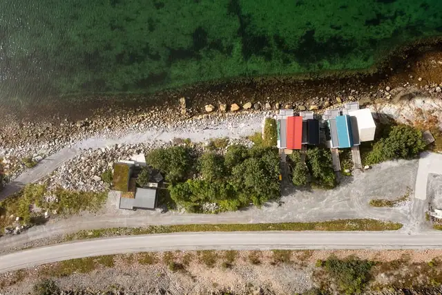 Her er tomten sett ovenfra. Området rundt tomten byr på gode rekreasjonsmuligheter med strand, båtliv, fiske og natur.