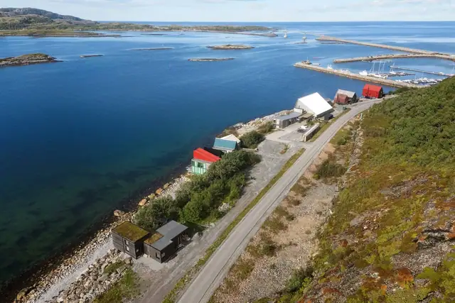 Stokkøya er kjent for sitt vakre kystlandskap, hyggelige lokalmiljø og populære destinasjoner som Strandbaren.