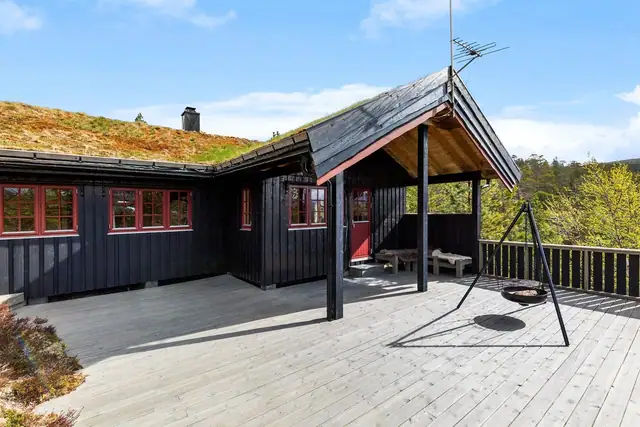 Terrassen strekkes seg rundt store deler av hytta. Her har du svært gode solforhold.