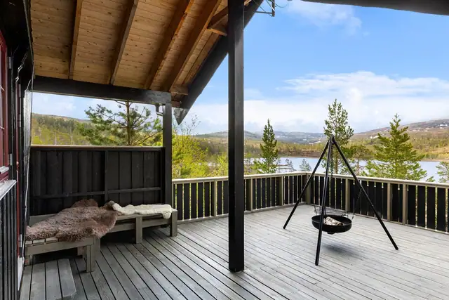 Delvis overbygd terrasse.