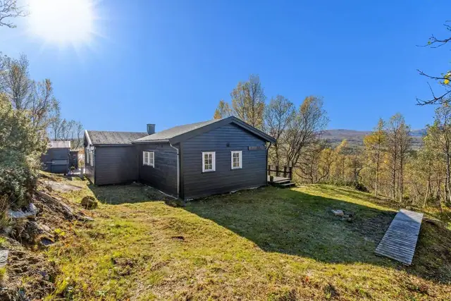 Hytta ligger fredfullt og skjermet til med god avstand til naboer.