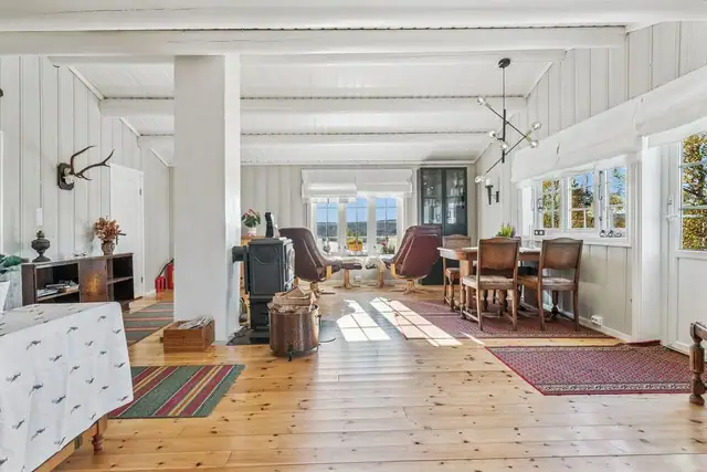 Lys og fin stue, med fantastisk utsikt ned mot Stuggusjøen.