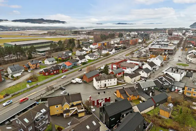 Eiendommen ligger meget sentralt i Stjørdal som byr på alle servicefasiliteter man trenger i hverdagen