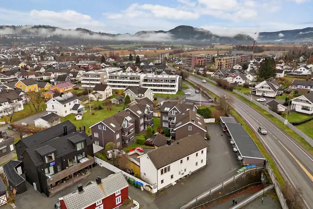 Flermannsbolig med tre enheter – 231 kvm – Terrasse, carport og sentrumsnær beliggenhet — bilde 4