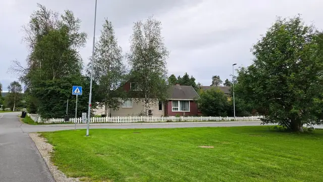 Innholdsrik enebolig med sentral og attraktiv beliggenhet. Stor tomt. — bilde 9