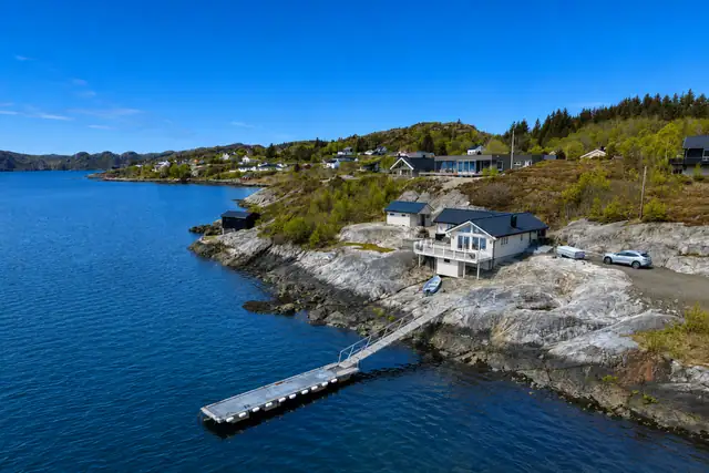 Velkommen til Pensjonatbakkan 8! En idyllisk fritidseiendom med nydelig fjordutsikt.