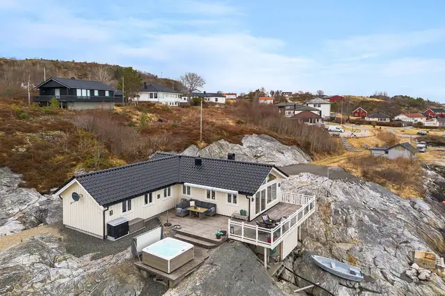 Alt av møbler, jacuzzi og båten medfølge handelen.
