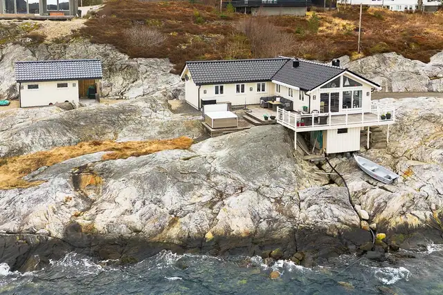 Eiendommen på over 2,2 mål har både strandlinje og privat brygge.