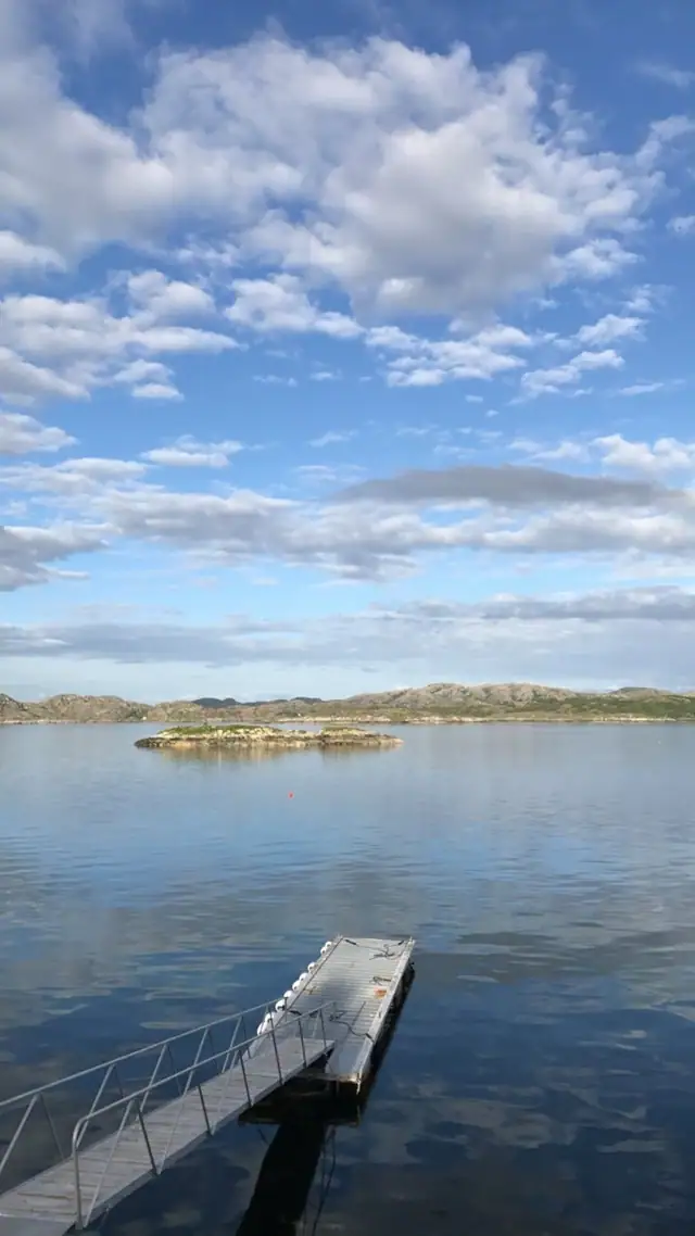 Brygga har landgang og plass til flere båter.