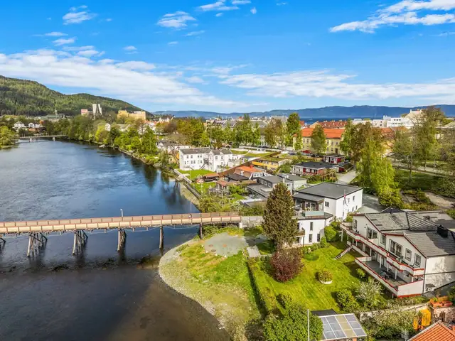 Leiligheten ligger ypperlig plassert ved Nidelva, rett over brua til Trondheim Spektrum, og med kort vei til bl.a. St. Olavs.