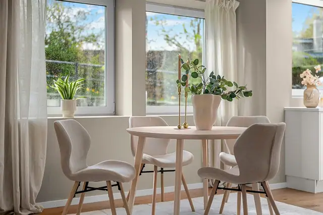 Den store stua gir plass til flere sittegrupper.