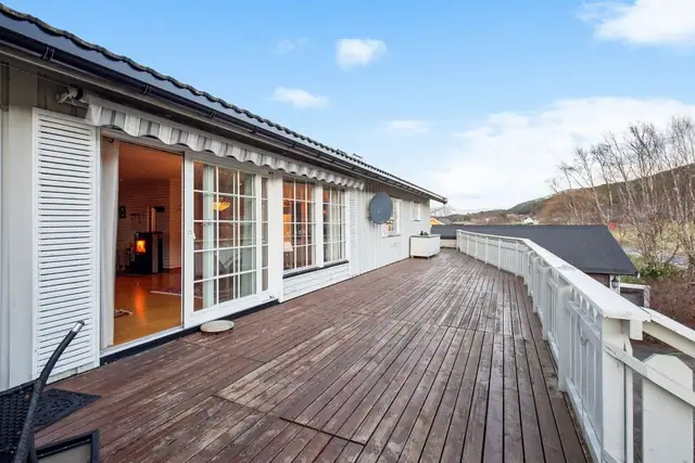 Her kan du nyte fantastiske solforhold fra terrassen som måler imponerende 70 kvadratmeter (ikke byggesøkt hos kommunen).