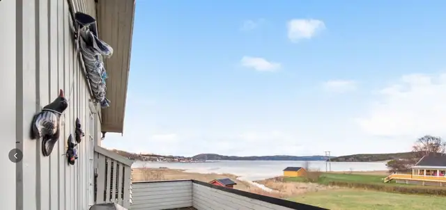 Boligen ligger fint til ved rolig omgivelser til både marka og sjøen og disponerer godt med boltreplass for både store og små.