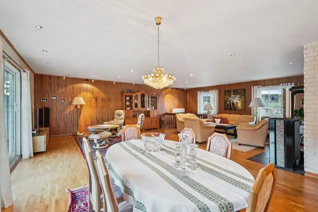 Her får du en romslig stue på hele 56 kvadratmeter.