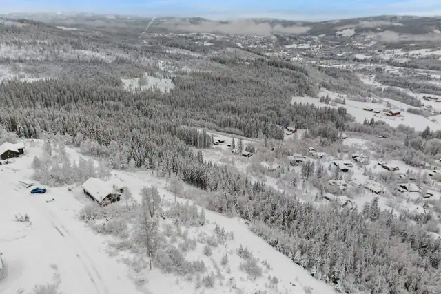 På sommerstid byr også området på gode turmuligheter, fjellturer, fiske, bærterreng og vakker natur.