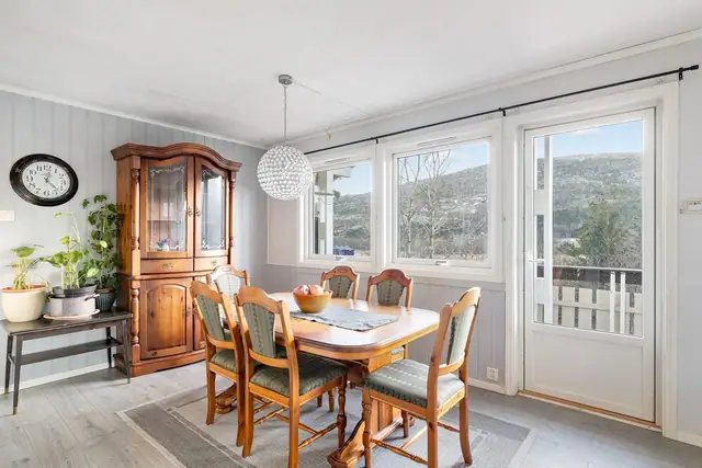 Mellom stue og kjøkken er det passende plass til et langt spisebord.