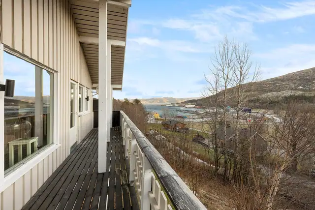 Ut fra spisestuen har du verandaen med fjordutsikt, og som strekker seg rundt hushjørnet
