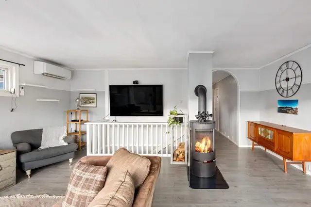 Oppvarming av huset har du gjennom vedfyring og varmepumpe.