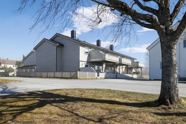 Stor terrasse på ca 20 kvm som er delvis overbygd. Her kan man nyte kveldssolen.