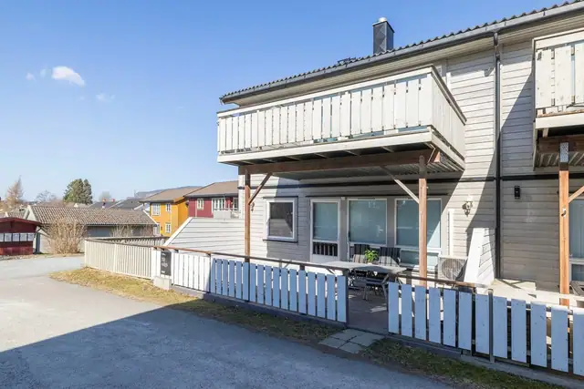 Terrassens størrelse gjør at det er enkelt å møblere med ønsket møblement.