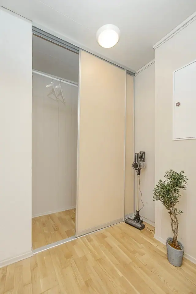 Praktisk bod med skyvedørsgarderobe