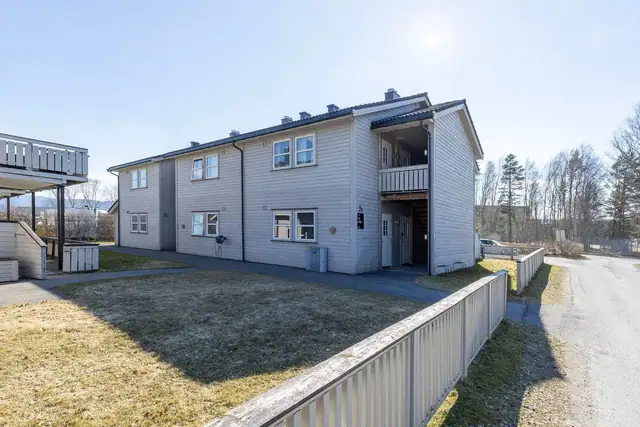 Boligen ligger fint til i et rolig og behagelig nabolag.