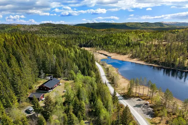 Velkommen til Rådalsvegen 659 - En solrik og skjermet fritidseiendom ved Bjørgtjønna i Rådalen.