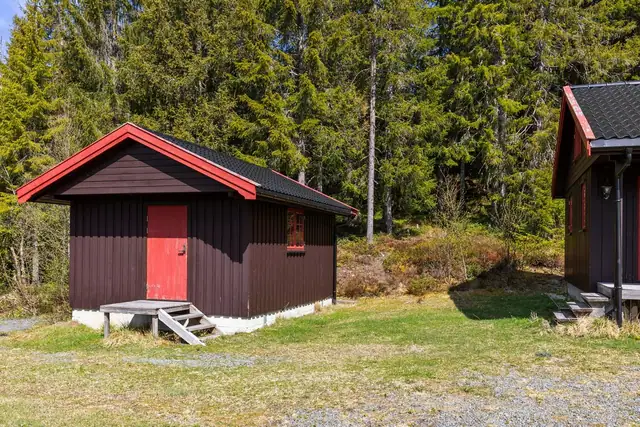 Uthus med lagringsplass og 2 toalett.